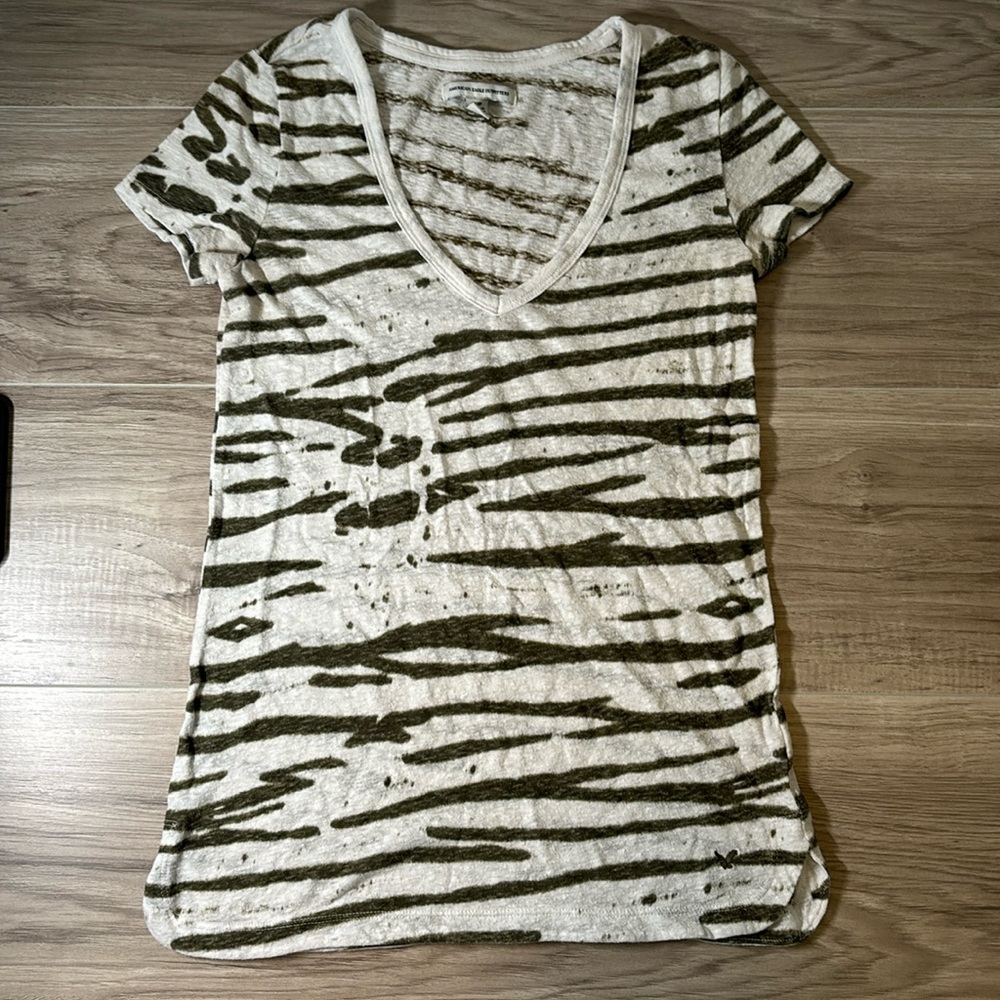 American Eagle Outfitters S/P v-neck tshirt